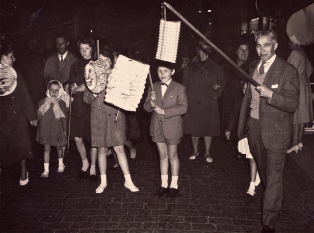 Mijnheer De Graeve had als buikspreker een heel speciale pop voor de stoet gemaakt. 